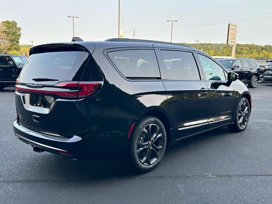 new 2024 Chrysler Pacifica car, priced at $37,377