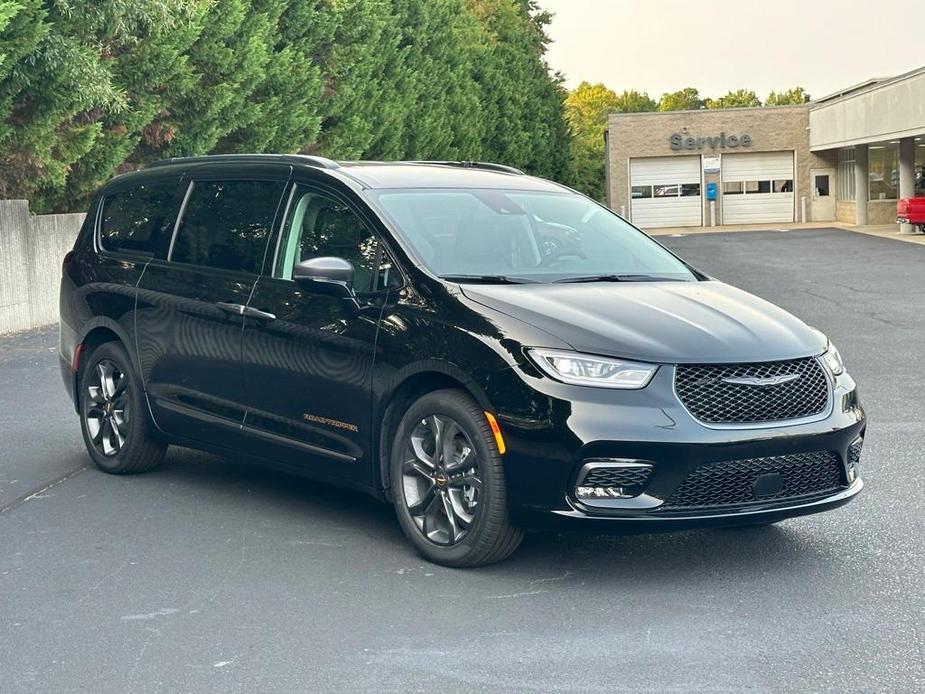 new 2024 Chrysler Pacifica car, priced at $37,377