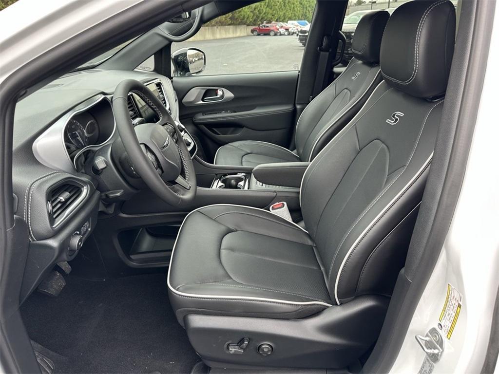 new 2025 Chrysler Pacifica car, priced at $48,595