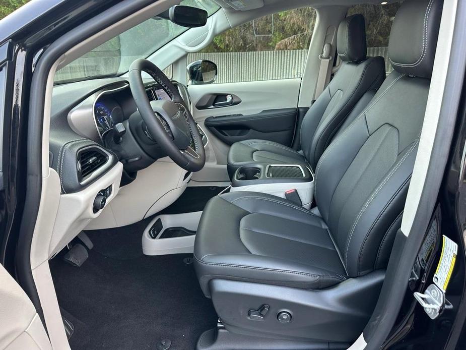 new 2024 Chrysler Pacifica car, priced at $38,395