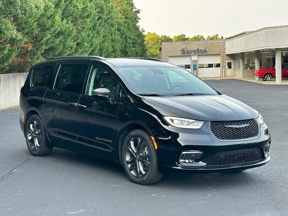 new 2024 Chrysler Pacifica car, priced at $38,395