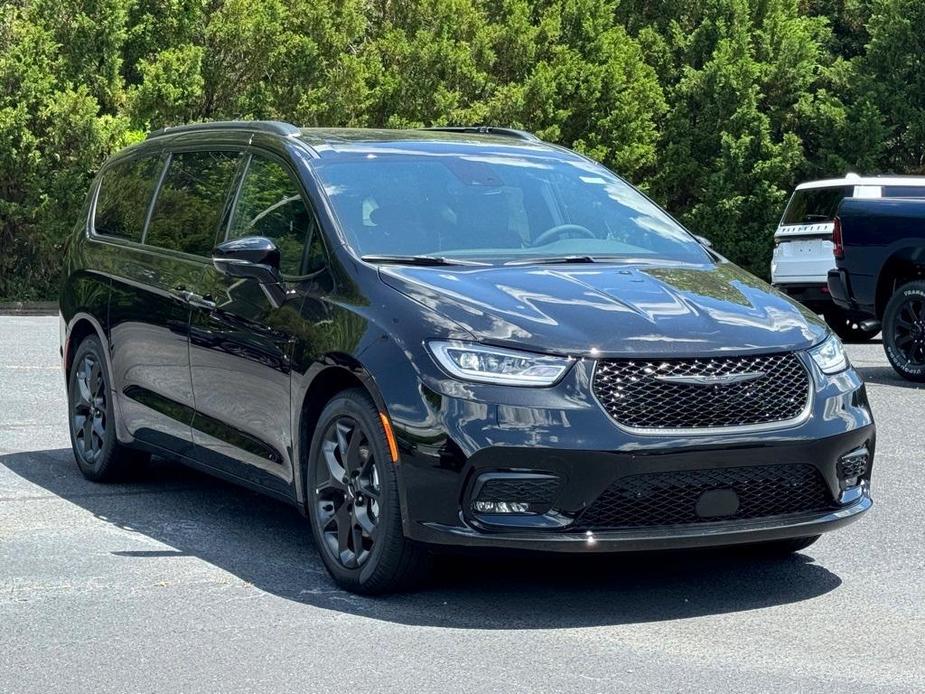 new 2024 Chrysler Pacifica car, priced at $40,095