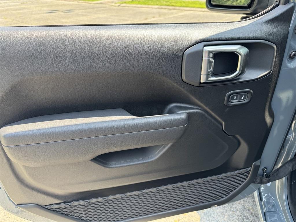 new 2025 Jeep Wrangler car, priced at $40,299