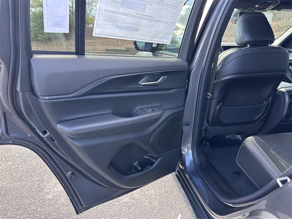 new 2025 Jeep Grand Cherokee car, priced at $38,337