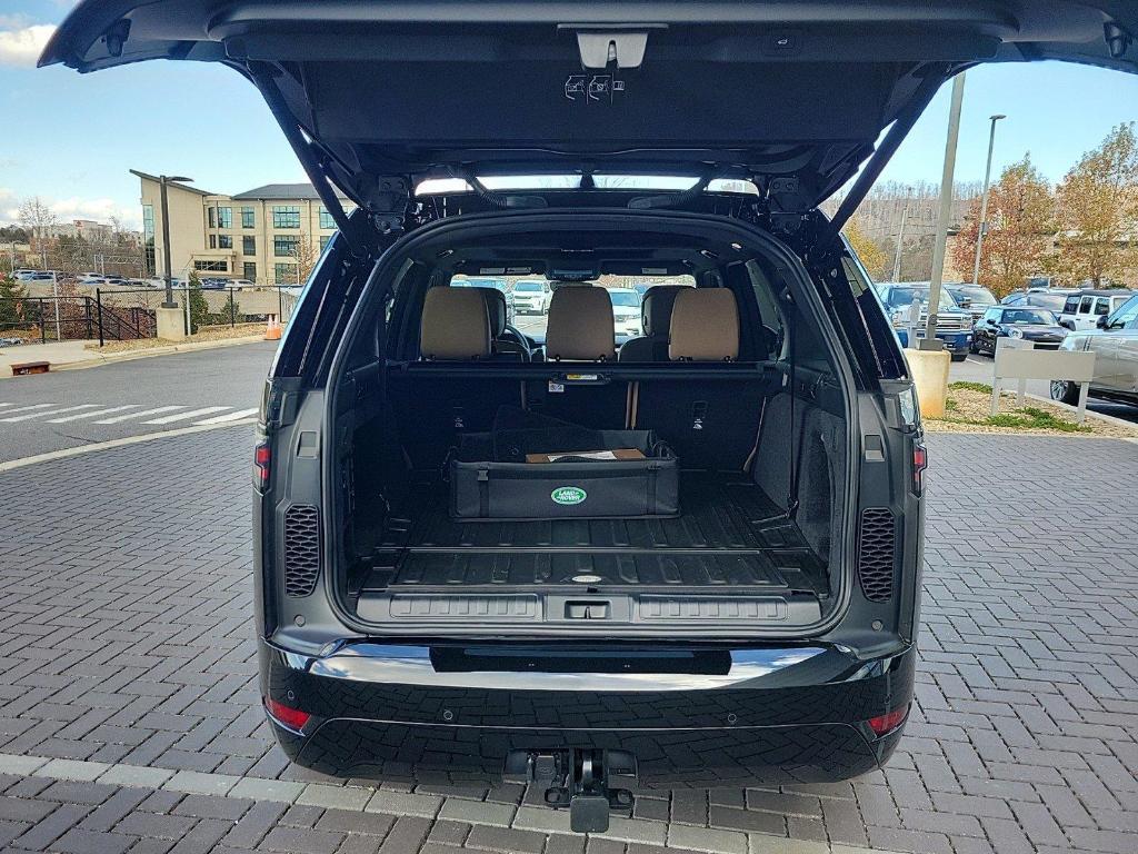 new 2025 Land Rover Discovery car, priced at $78,175