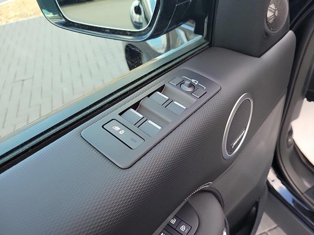 new 2025 Land Rover Discovery car, priced at $78,175