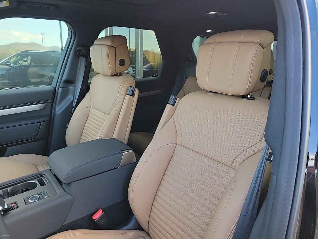 new 2025 Land Rover Discovery car, priced at $78,175