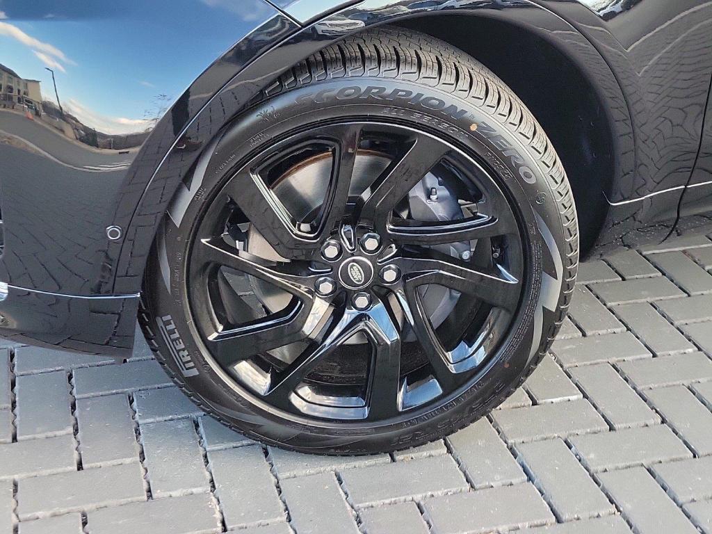 new 2025 Land Rover Discovery car, priced at $78,175