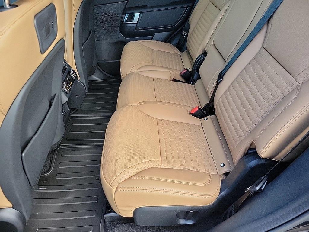 new 2025 Land Rover Discovery car, priced at $78,175