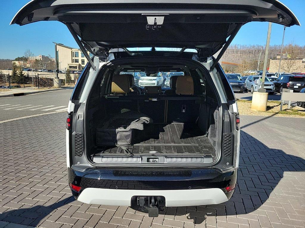 new 2025 Land Rover Discovery car, priced at $80,525