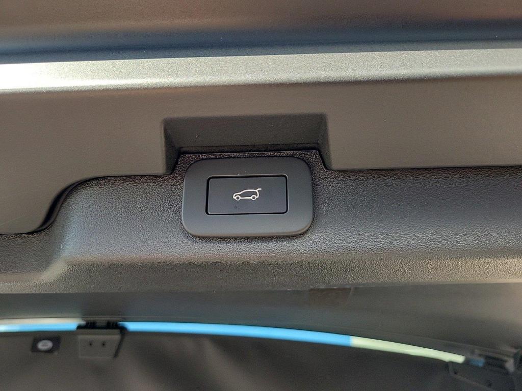 new 2025 Land Rover Discovery car, priced at $80,525