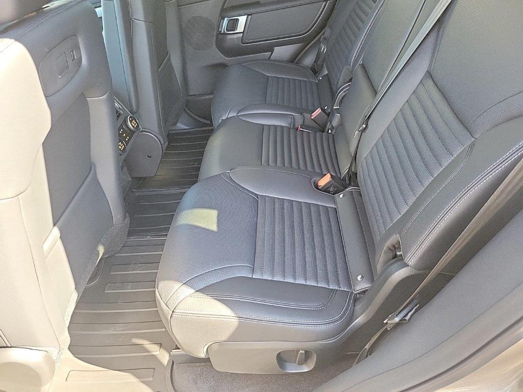 new 2025 Land Rover Discovery car, priced at $77,425