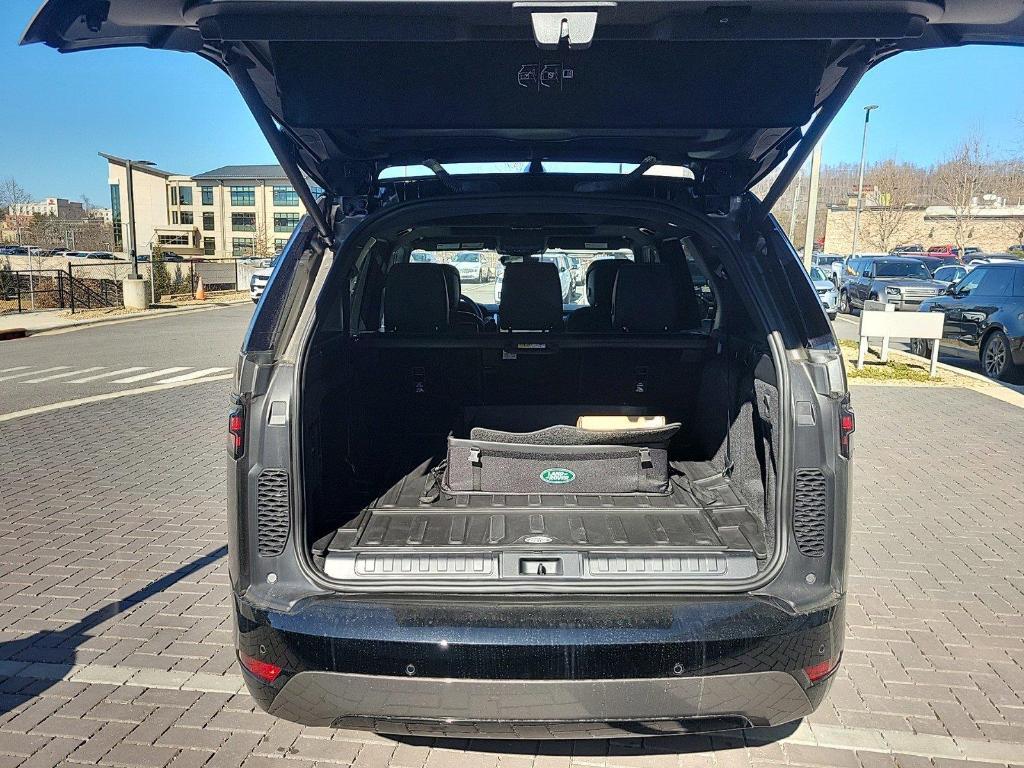 new 2025 Land Rover Discovery car, priced at $77,425