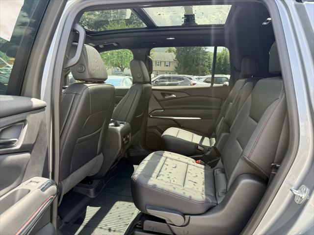 new 2025 Chevrolet Traverse car