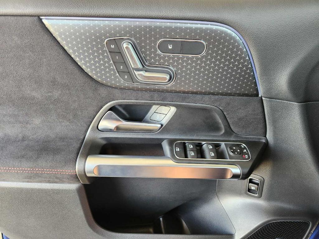 new 2025 Mercedes-Benz GLB 250 car, priced at $53,755