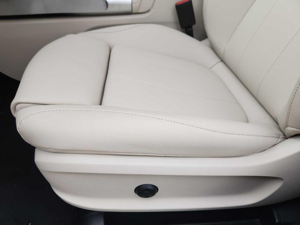new 2025 Mercedes-Benz GLB 250 car, priced at $51,045
