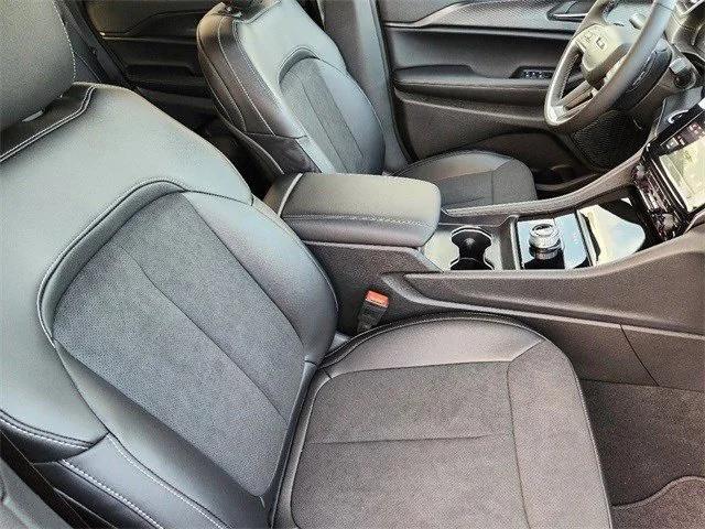 new 2025 Jeep Grand Cherokee car, priced at $38,480