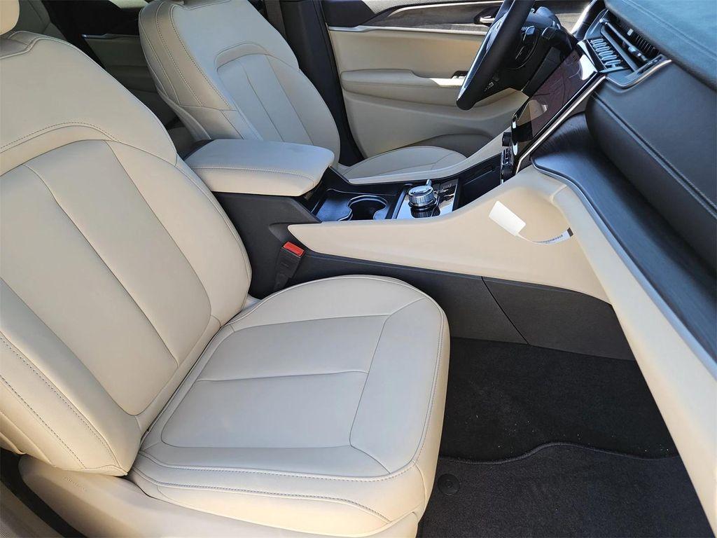 new 2025 Jeep Grand Cherokee car, priced at $40,245