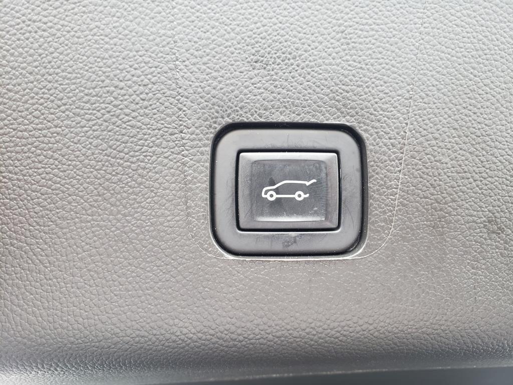 used 2023 Chevrolet Traverse car, priced at $31,134