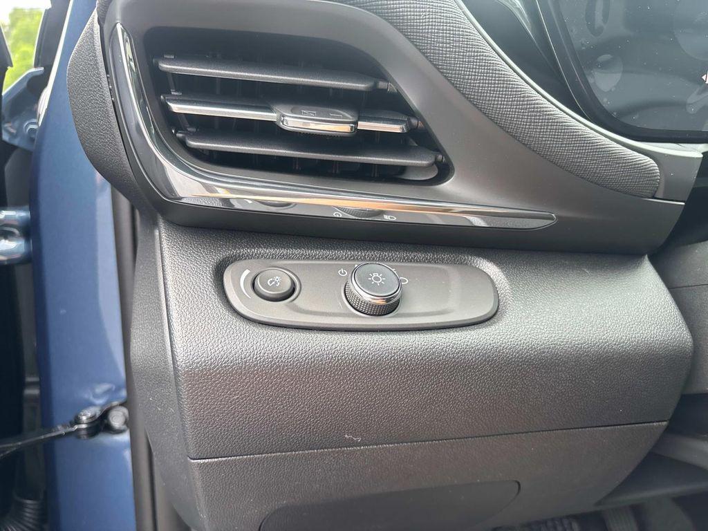 new 2025 Buick Envista car, priced at $23,935