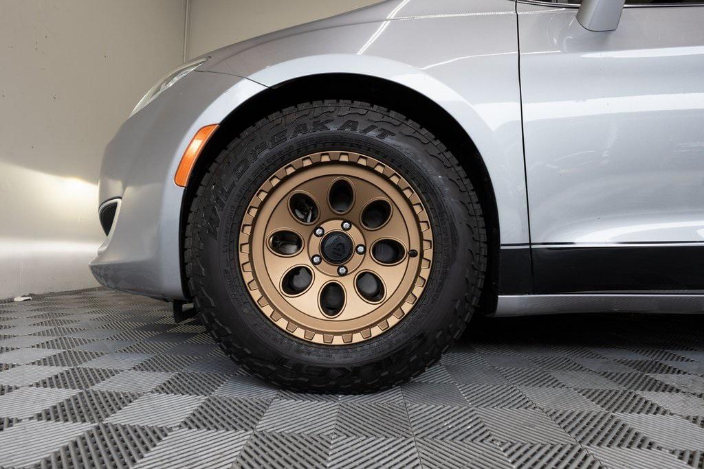 used 2020 Chrysler Pacifica car, priced at $13,995