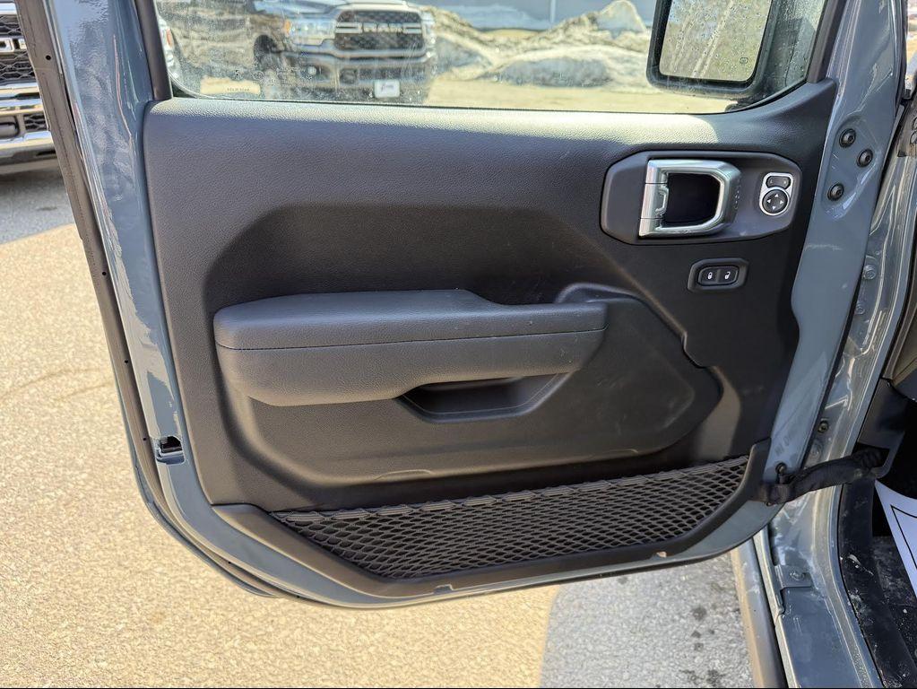 new 2025 Jeep Gladiator car, priced at $44,680