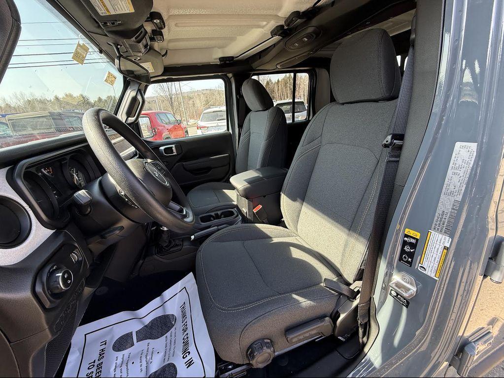 new 2025 Jeep Gladiator car, priced at $44,680