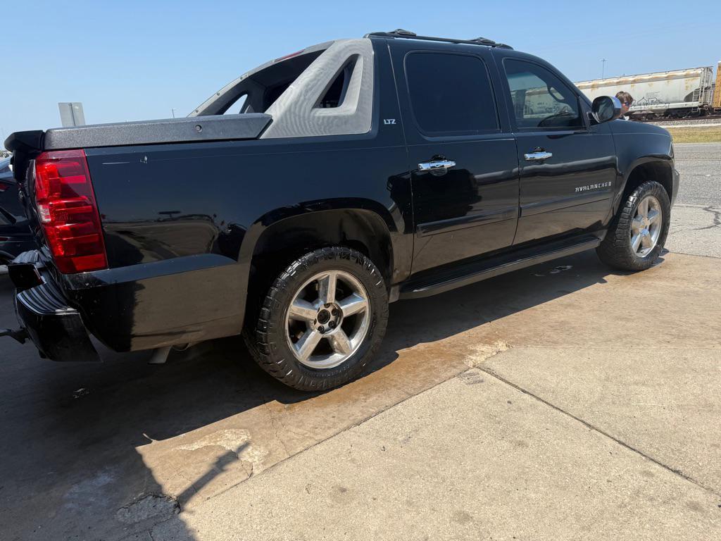 used 2007 Chevrolet Avalanche car, priced at $4,999