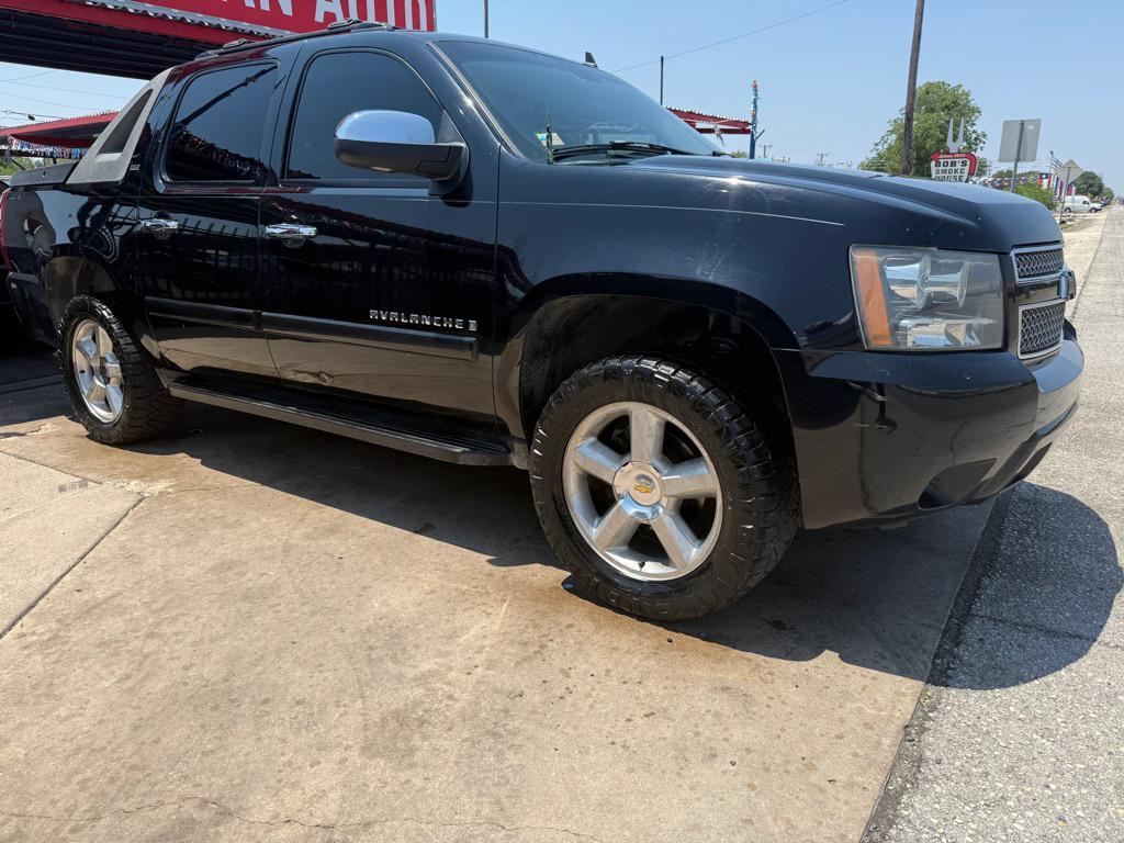 used 2007 Chevrolet Avalanche car, priced at $4,999