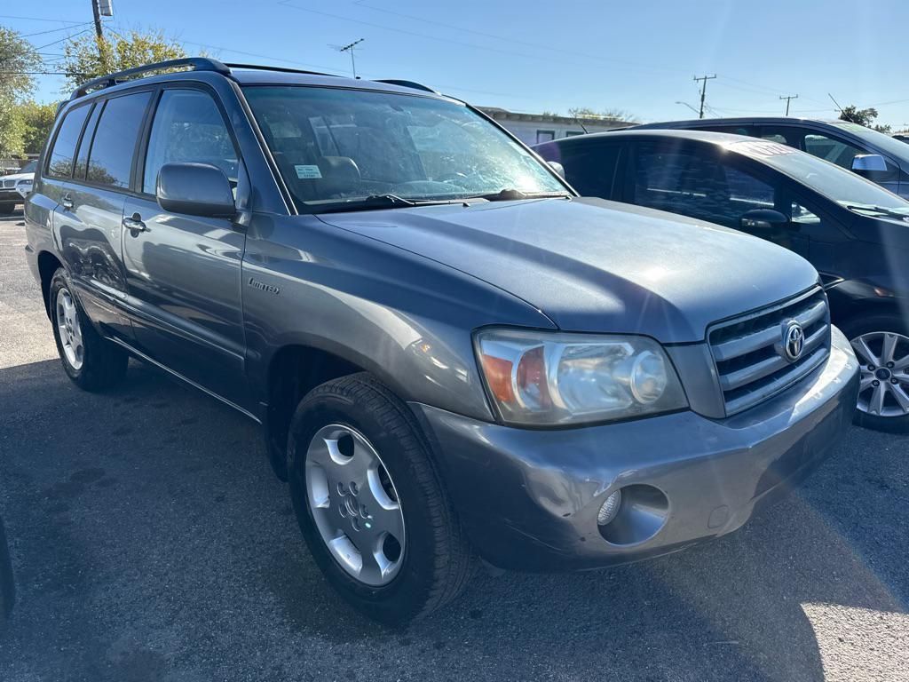 used 2004 Toyota Highlander car, priced at $3,999