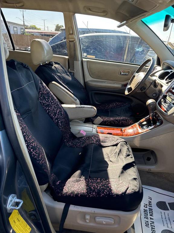 used 2004 Toyota Highlander car, priced at $3,999