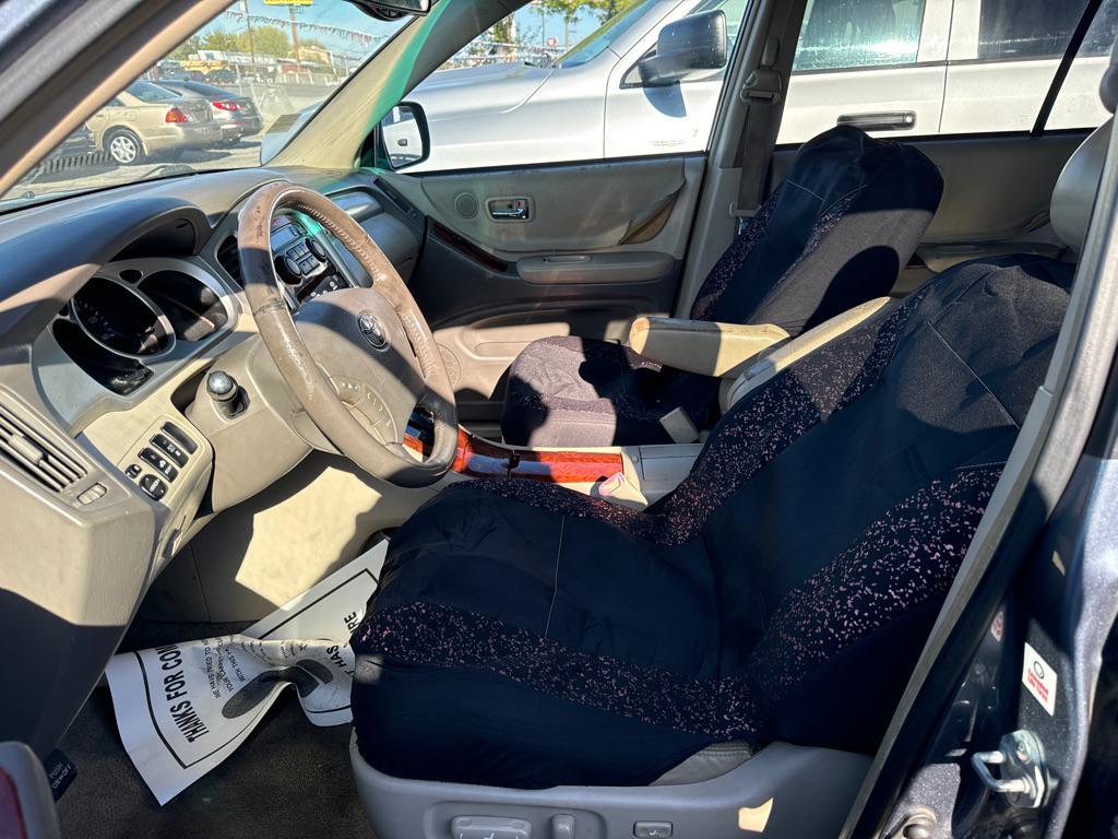 used 2004 Toyota Highlander car, priced at $3,999