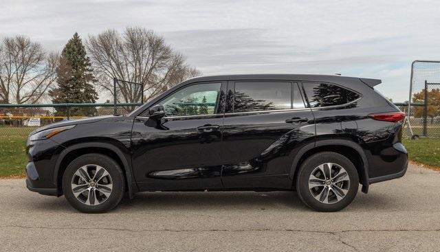 used 2022 Toyota Highlander car, priced at $37,459