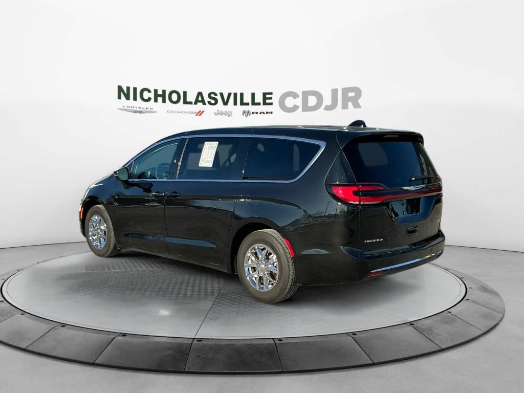 used 2023 Chrysler Pacifica car, priced at $25,627