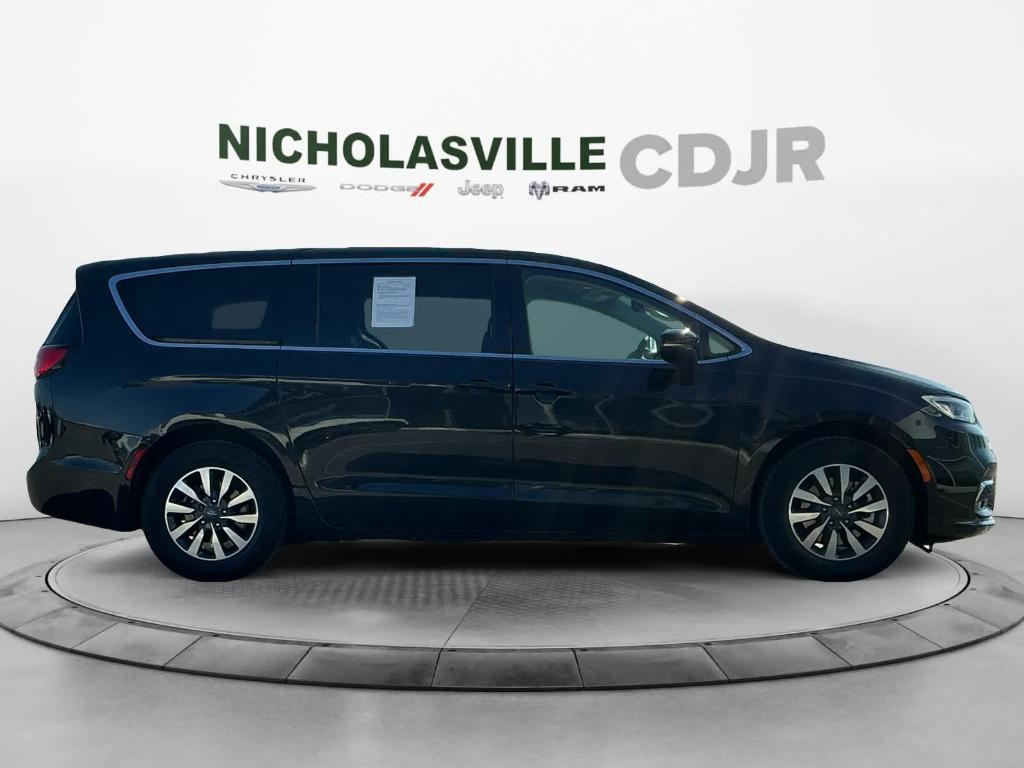 used 2023 Chrysler Pacifica Hybrid car, priced at $27,922