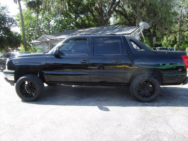 used 2005 Chevrolet Avalanche car, priced at $9,999