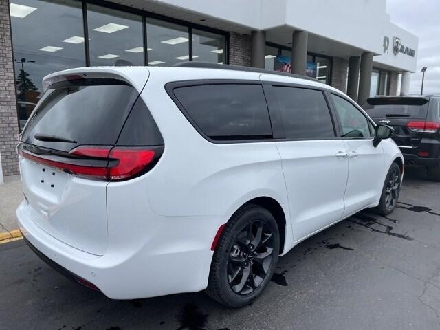 new 2024 Chrysler Pacifica car, priced at $46,900