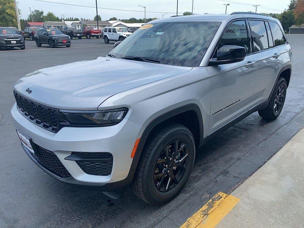 new 2025 Jeep Grand Cherokee car, priced at $45,257