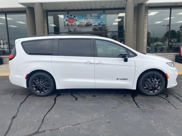 new 2025 Chrysler Pacifica car, priced at $45,307