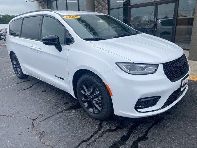 new 2025 Chrysler Pacifica car, priced at $45,307