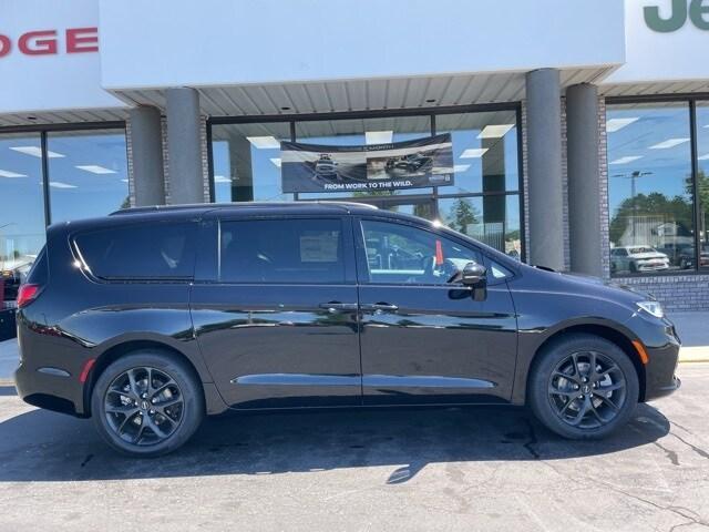 new 2024 Chrysler Pacifica car, priced at $48,095