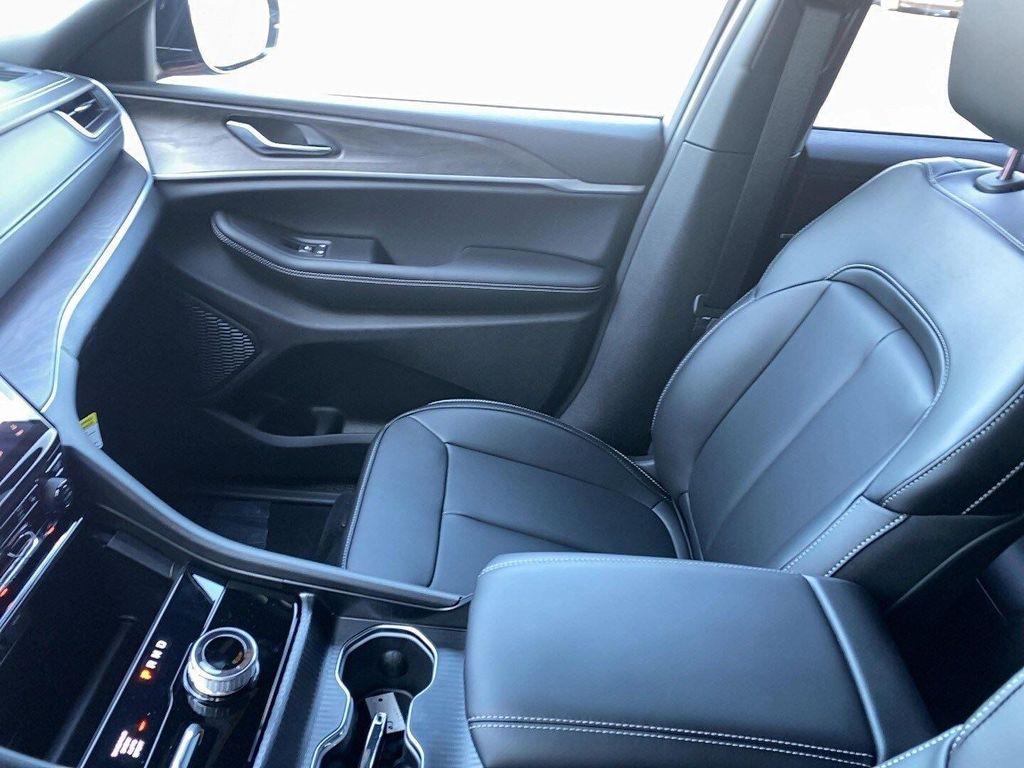 new 2025 Jeep Grand Cherokee car, priced at $50,025