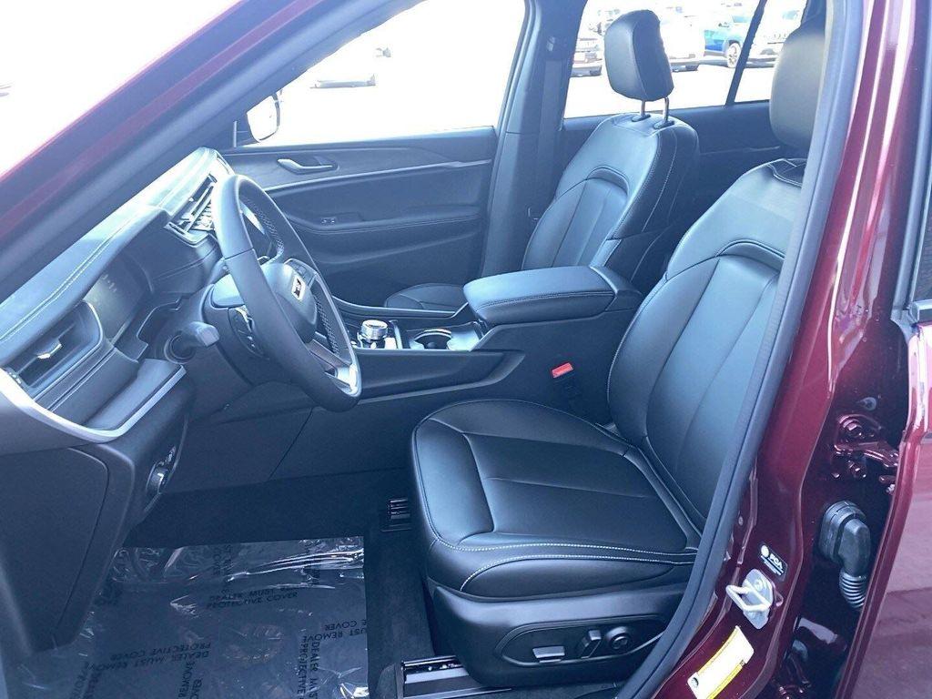 new 2025 Jeep Grand Cherokee car, priced at $50,025