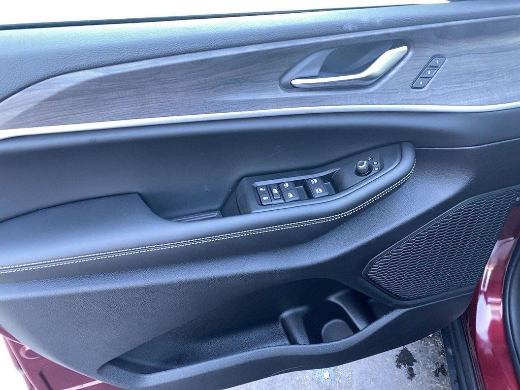 new 2025 Jeep Grand Cherokee car, priced at $50,025