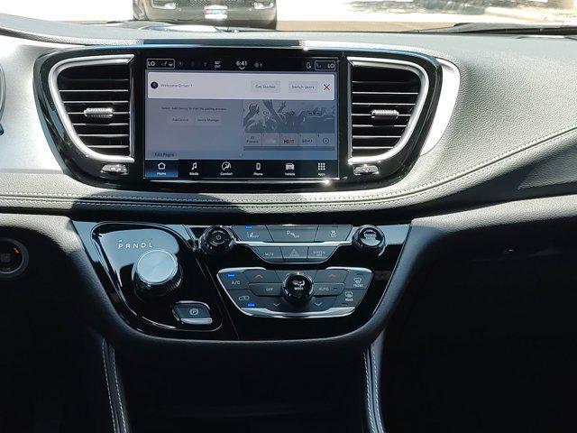 new 2025 Chrysler Pacifica Hybrid car, priced at $52,378