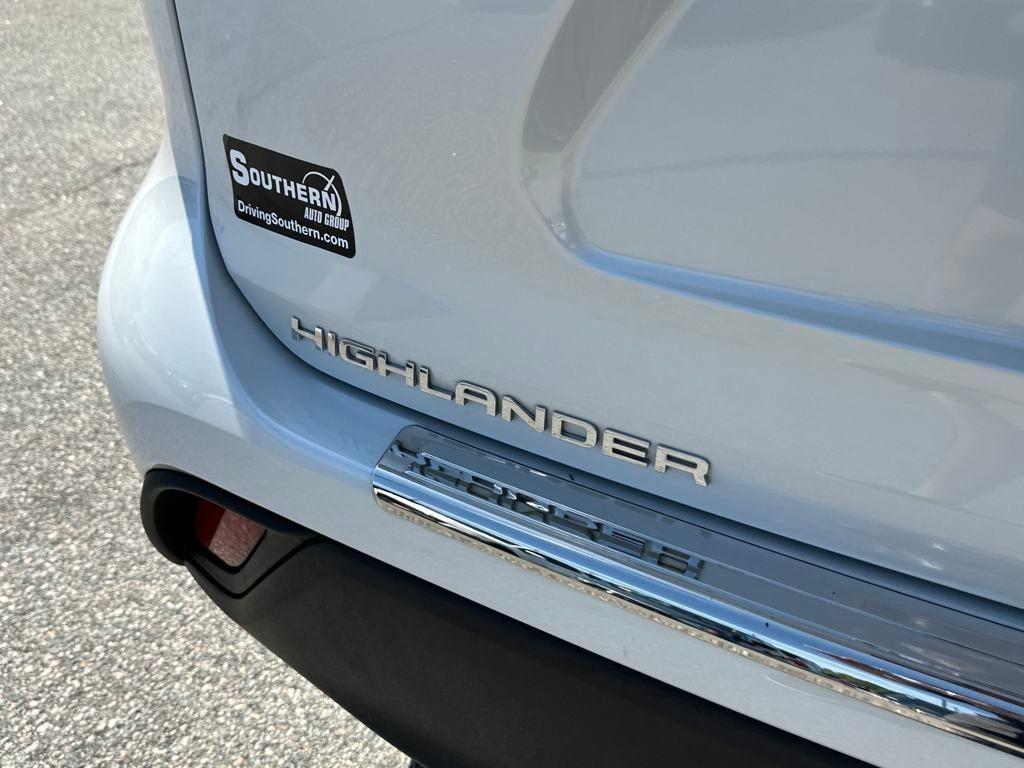 used 2022 Toyota Highlander car, priced at $34,995