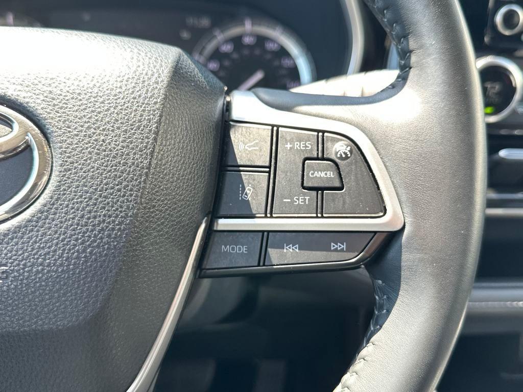 used 2022 Toyota Highlander car, priced at $39,925