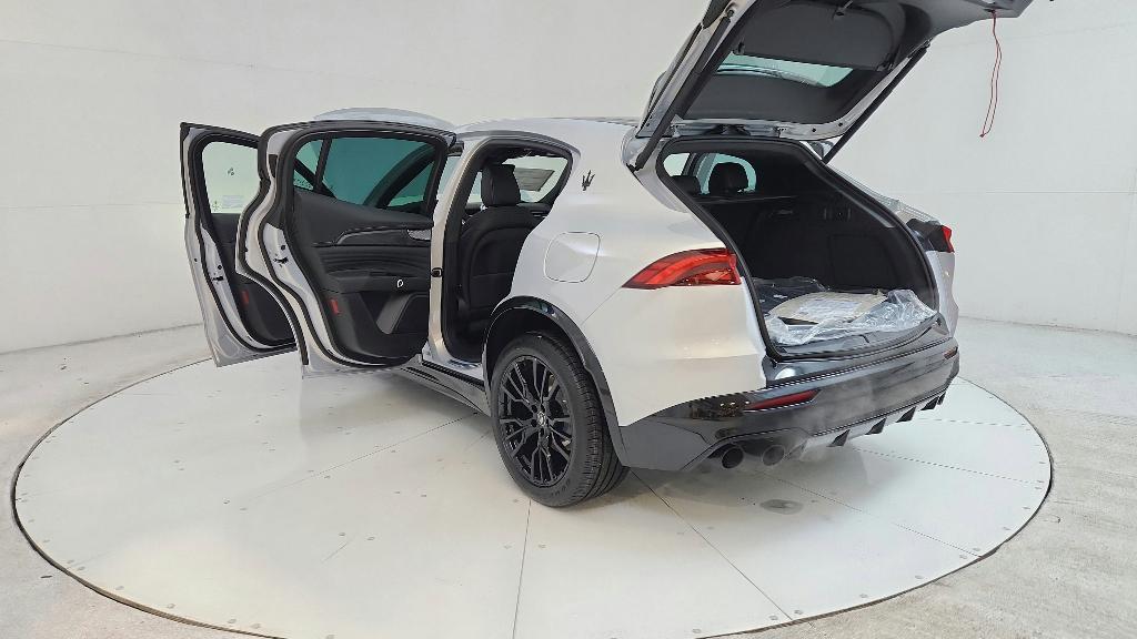 new 2025 Maserati Grecale car, priced at $77,425