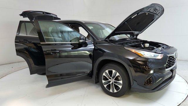 used 2021 Toyota Highlander car, priced at $32,900