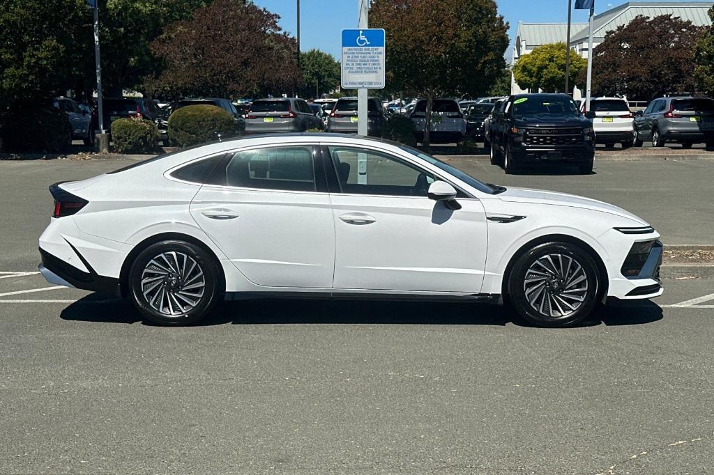 new 2025 Hyundai Sonata Hybrid car, priced at $39,955